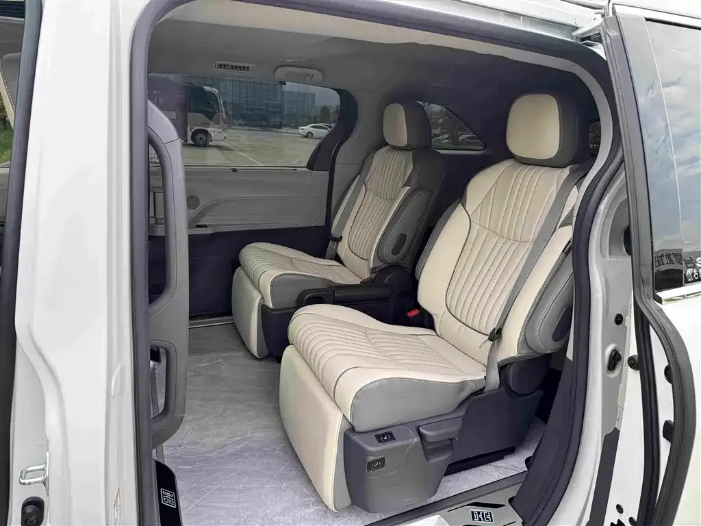 Toyota Sienna — фото 8