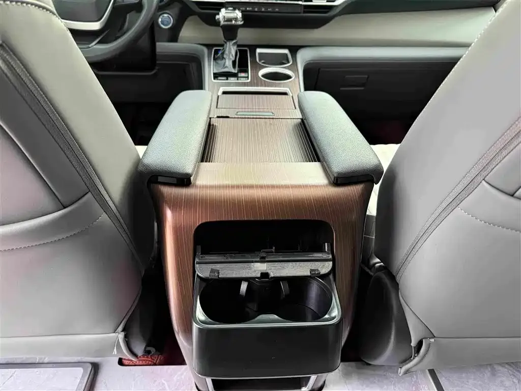 Toyota Sienna — фото 9