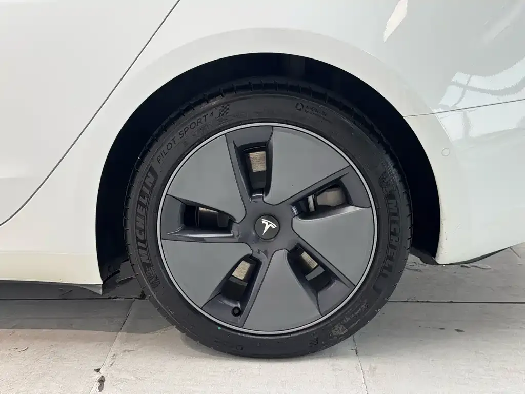 Tesla Model 3 — фото 2