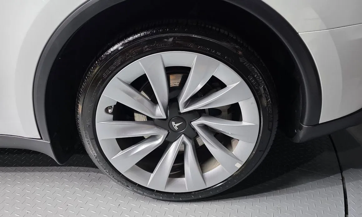 Tesla Model Y — фото 9