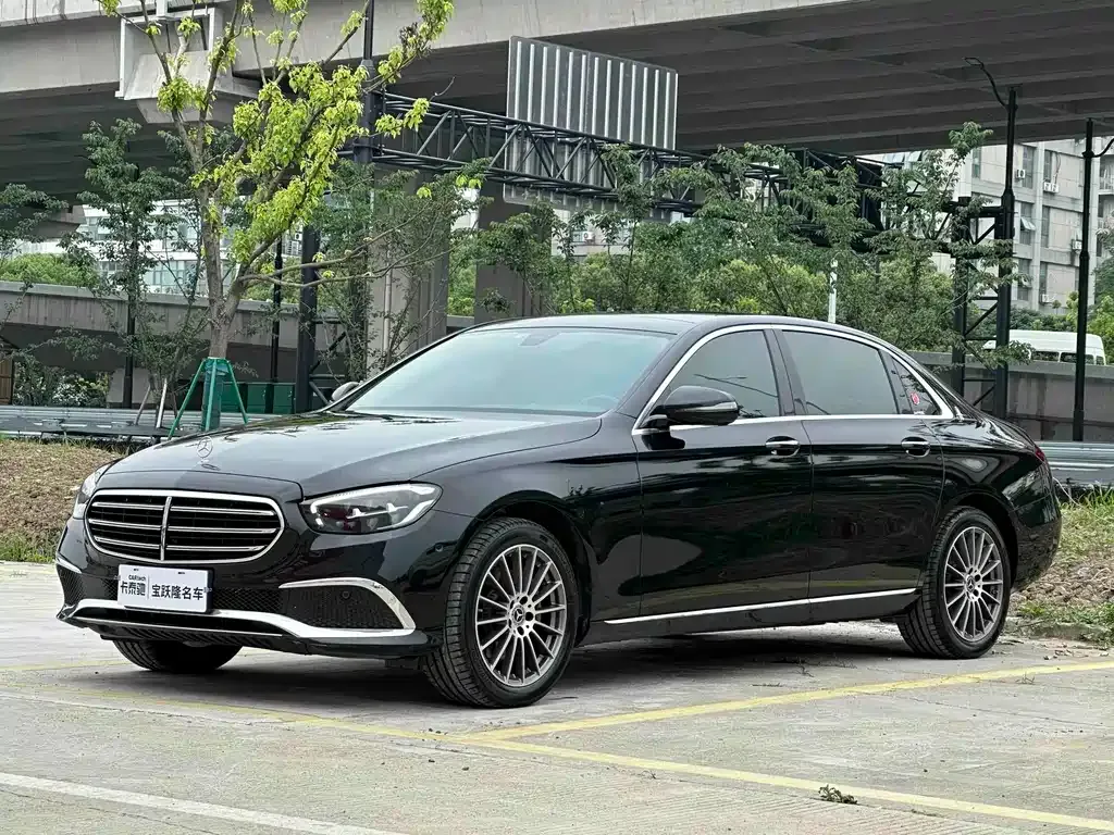 Mercedes-Benz E-Class — фото 1