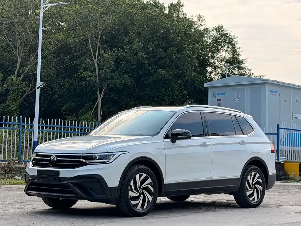 Volkswagen Tiguan L — фото 1