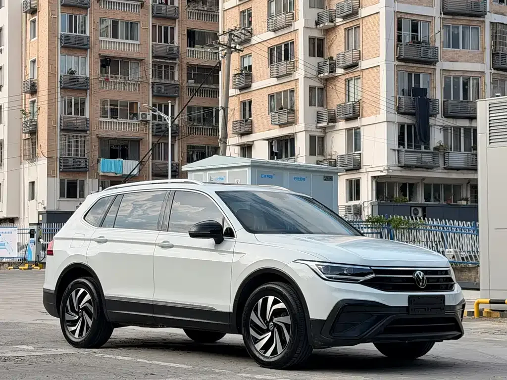 Volkswagen Tiguan L — фото 10