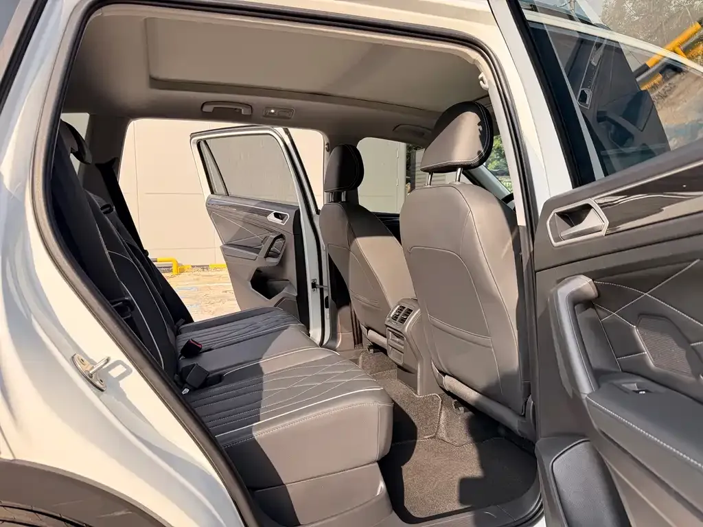 Volkswagen Tiguan L — фото 8