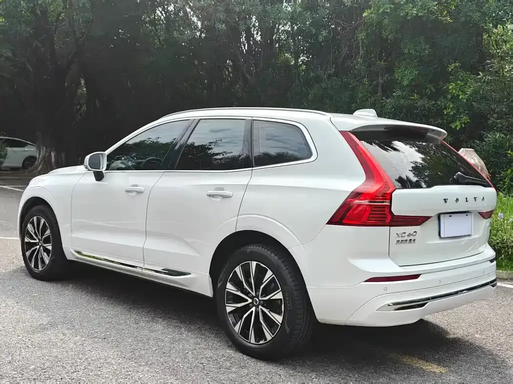 Volvo XC60 — фото 8