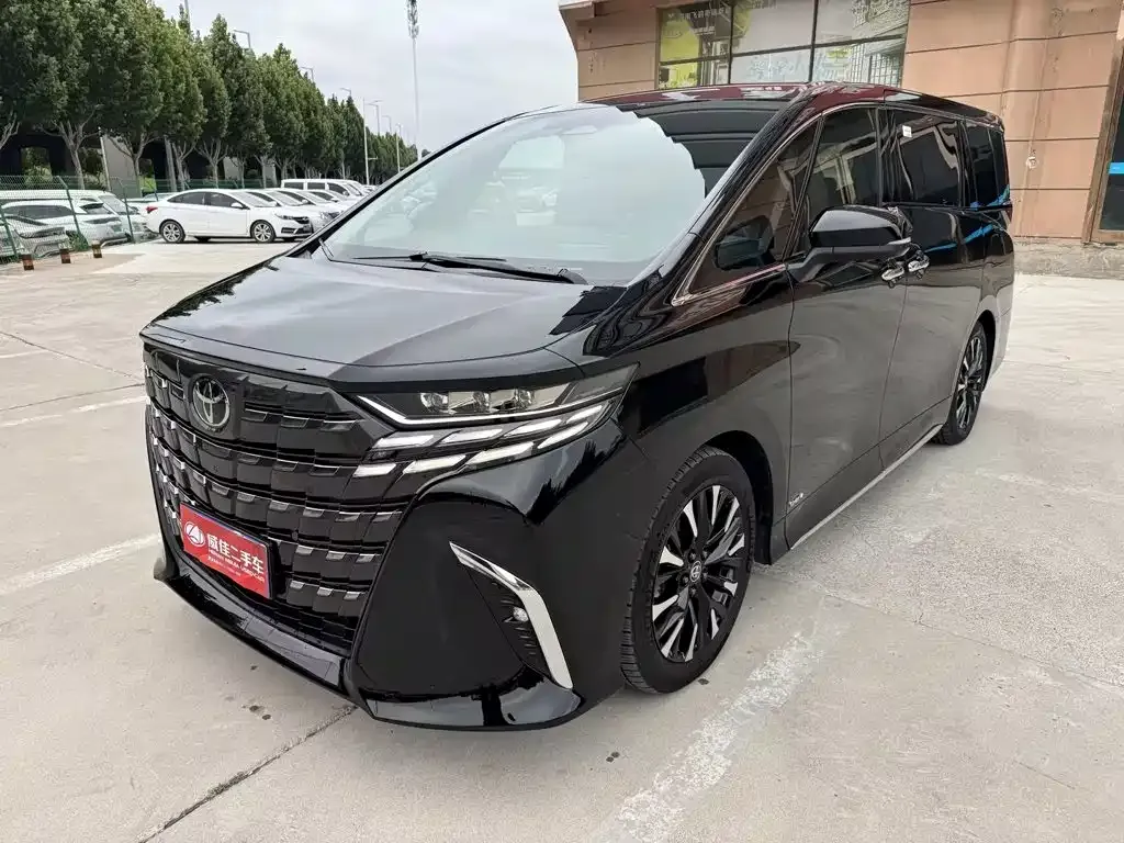 Toyota Alphard — фото 1