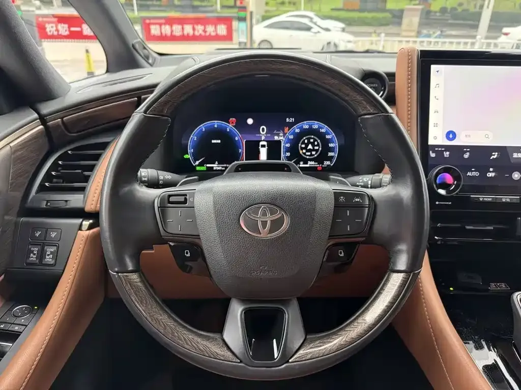 Toyota Alphard — фото 4