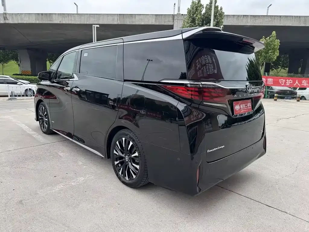 Toyota Alphard — фото 9