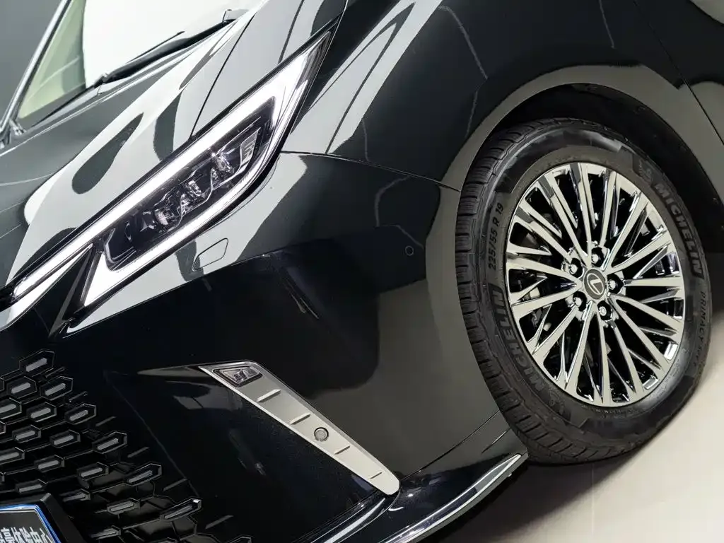 Lexus LM — фото 6