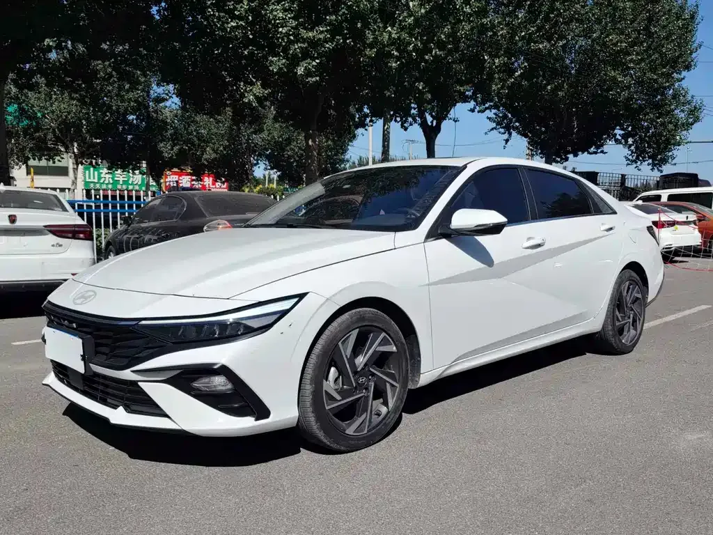 Hyundai Elantra — фото 1