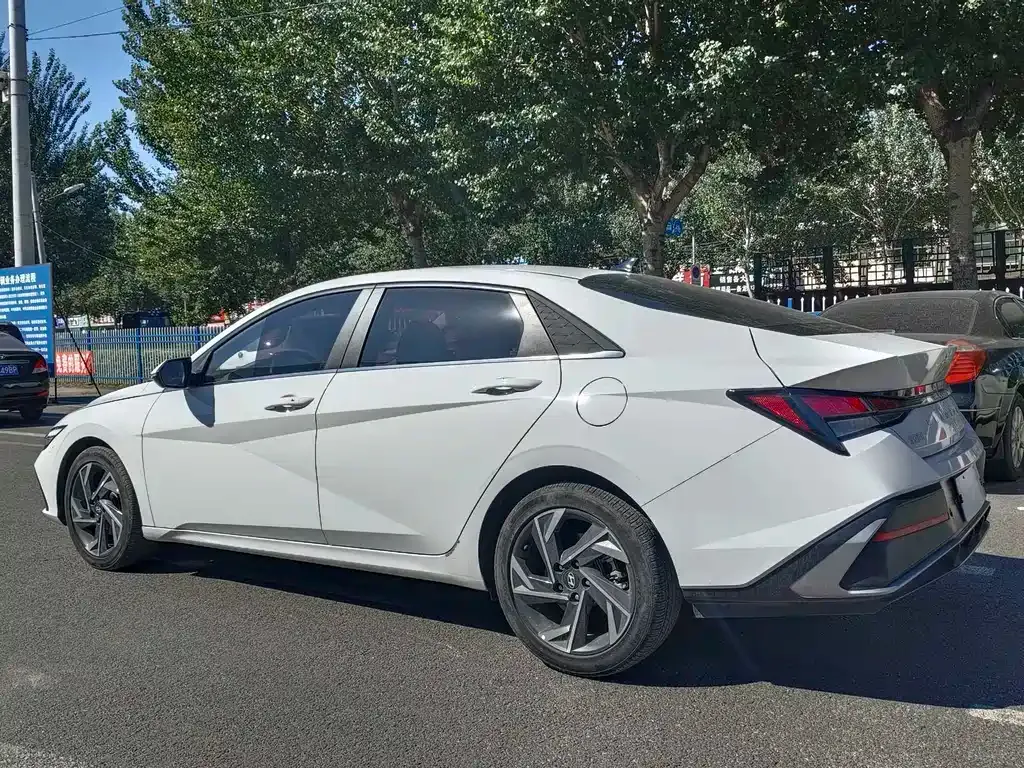 Hyundai Elantra — фото 8
