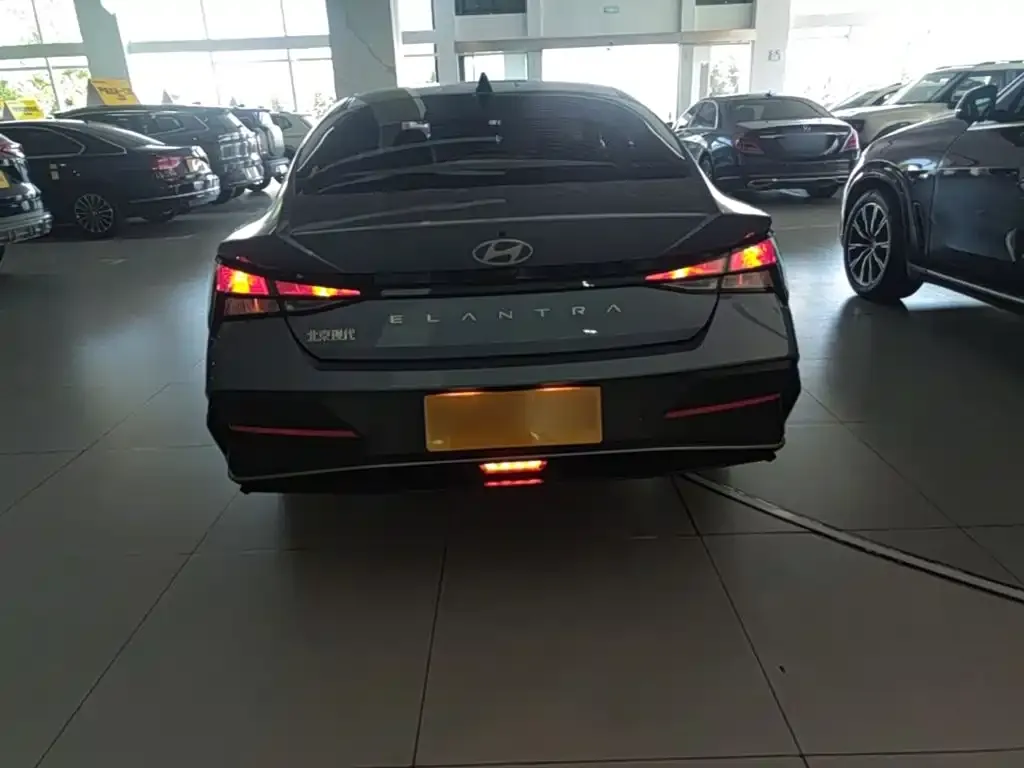 Hyundai Elantra — фото 10