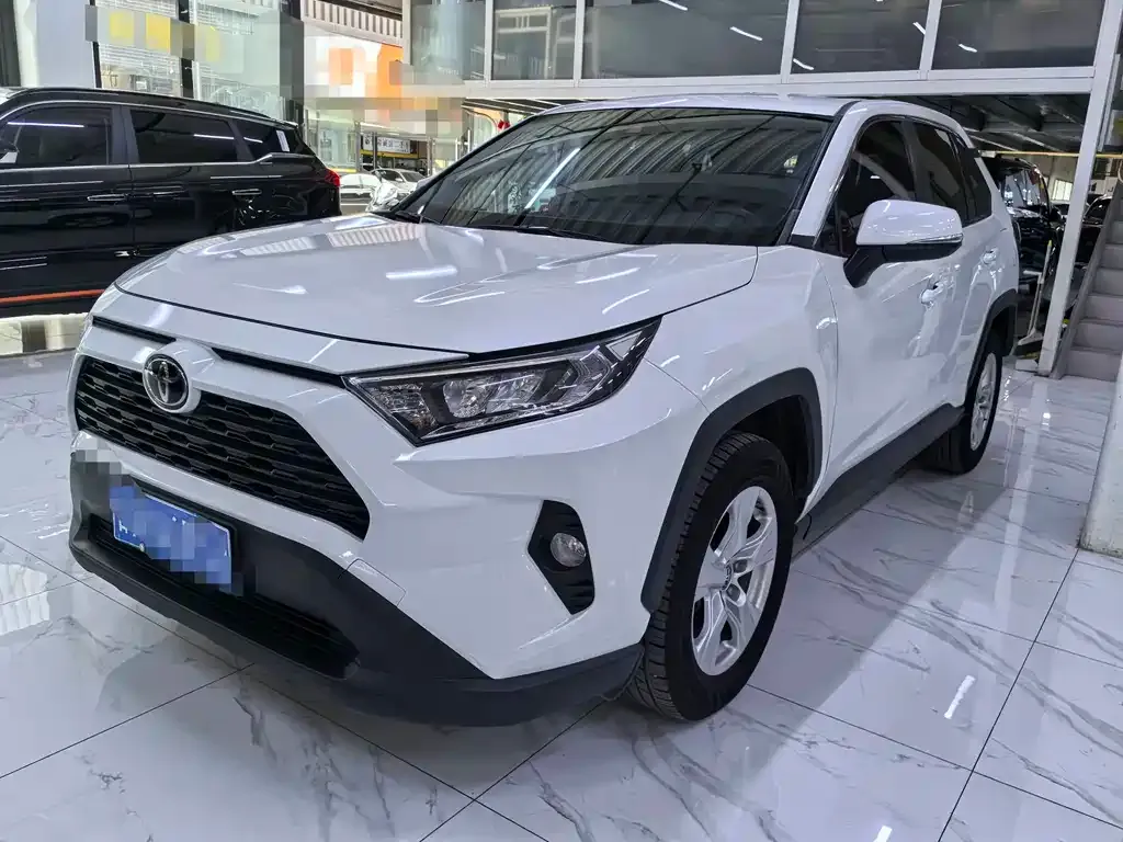 Toyota RAV4 — фото 1