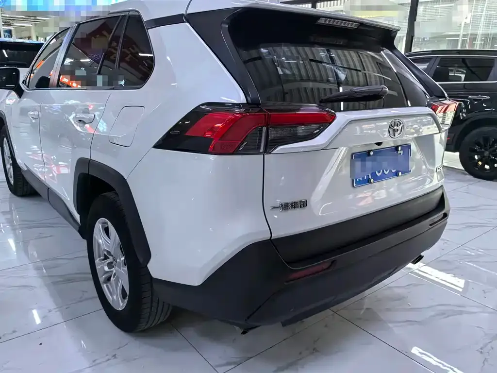 Toyota RAV4 — фото 5
