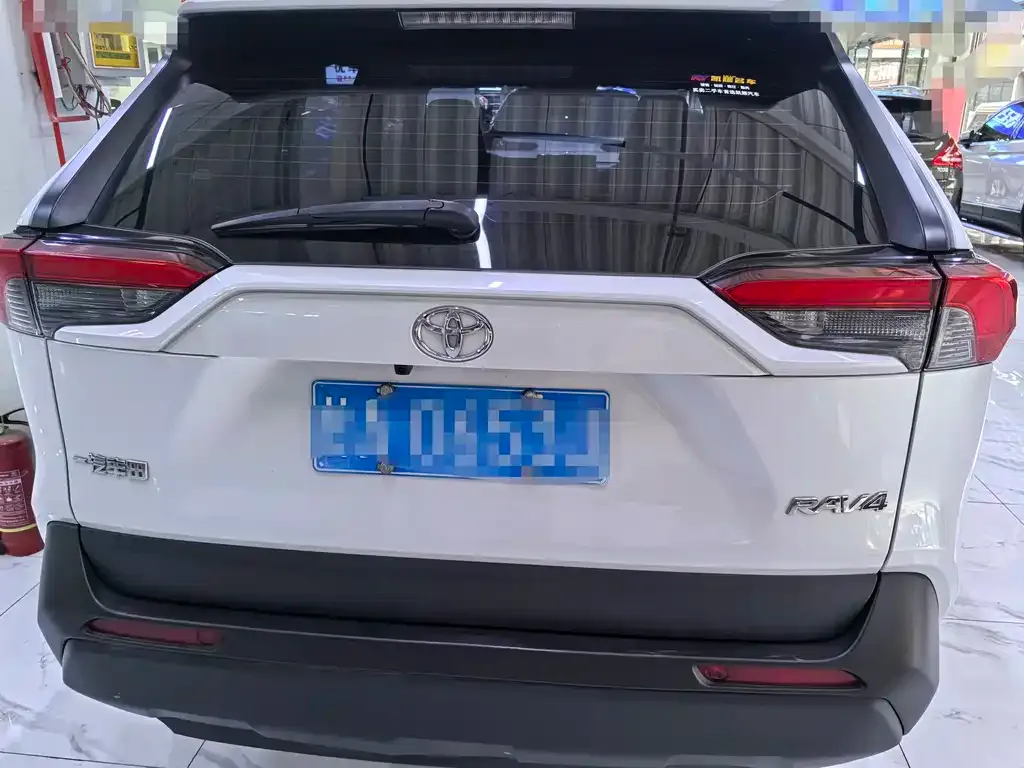 Toyota RAV4 — фото 10