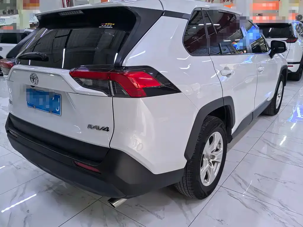 Toyota RAV4 — фото 4