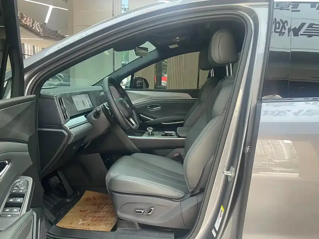 BYD L DM-i — фото 7