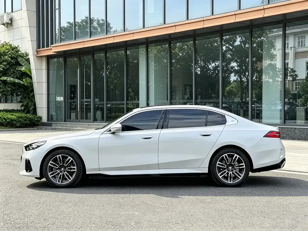BMW 5 Series — фото 5