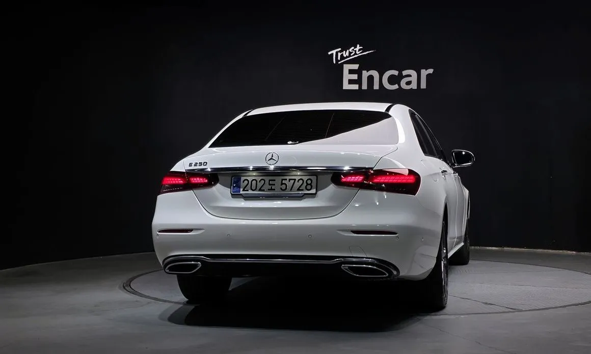 Mercedes-Benz E-Class — фото 2