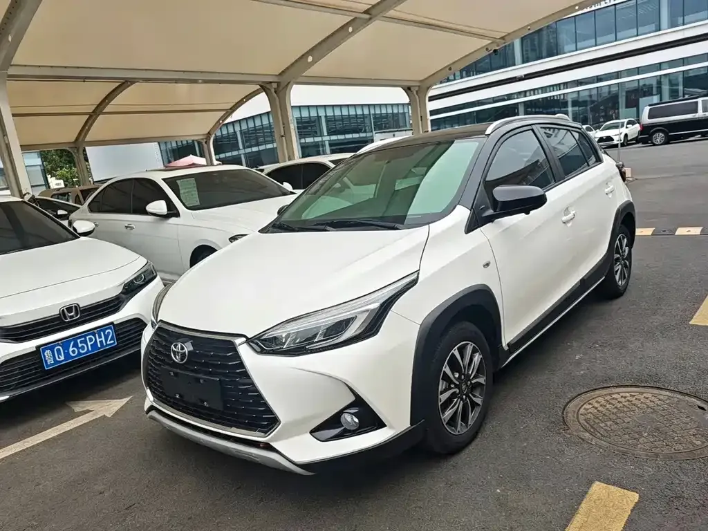 Toyota Yaris L — фото 1