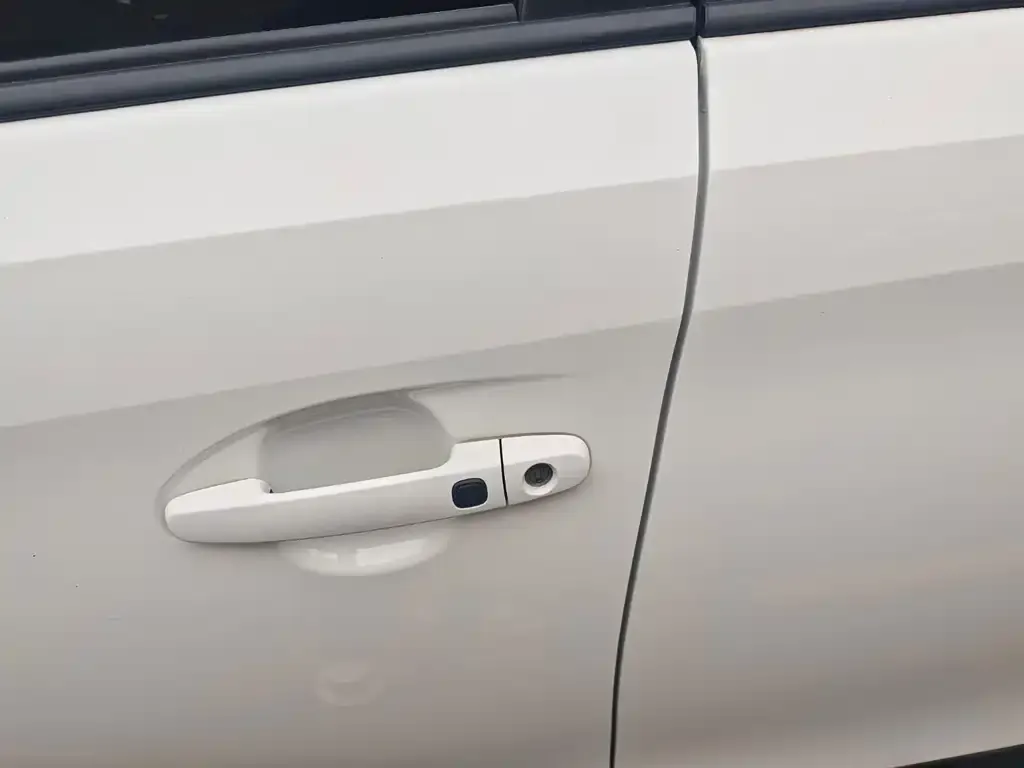 Toyota Yaris L — фото 4