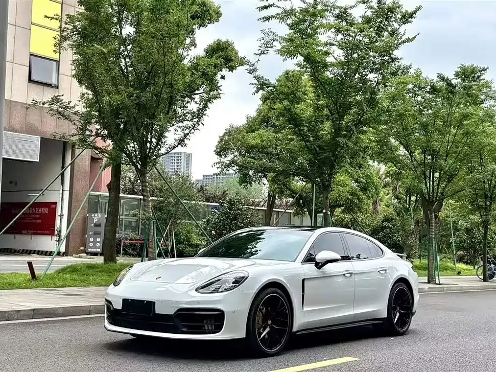 Porsche Panamera — фото 1