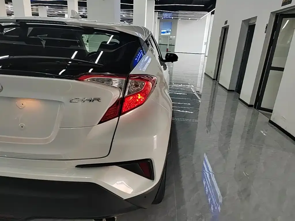 Toyota C-HR — фото 9