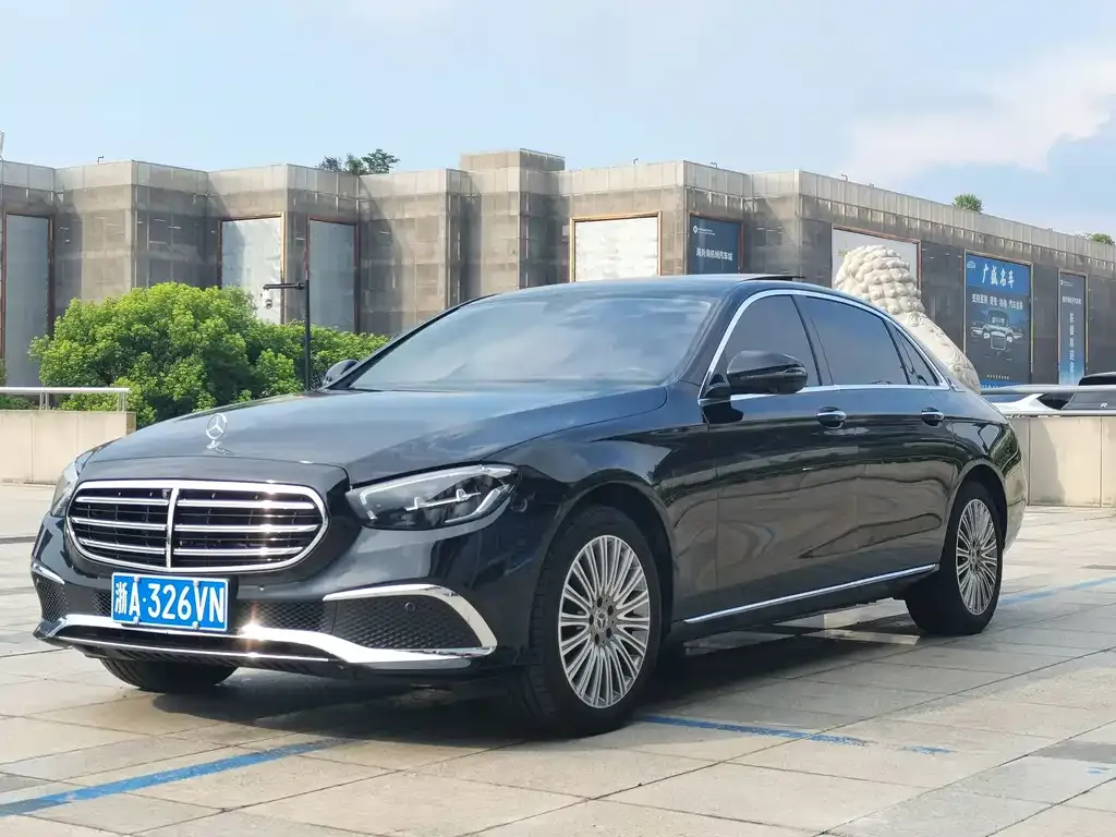 Mercedes-Benz E-Class — фото 1