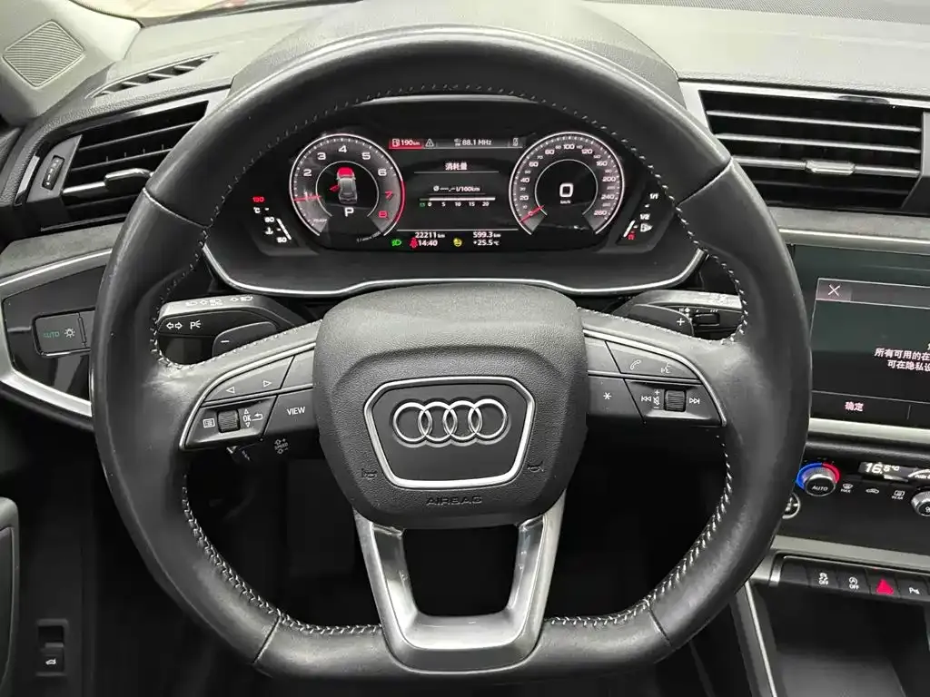 Audi Q3 — фото 10