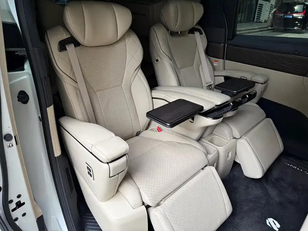 Toyota Alphard — фото 6