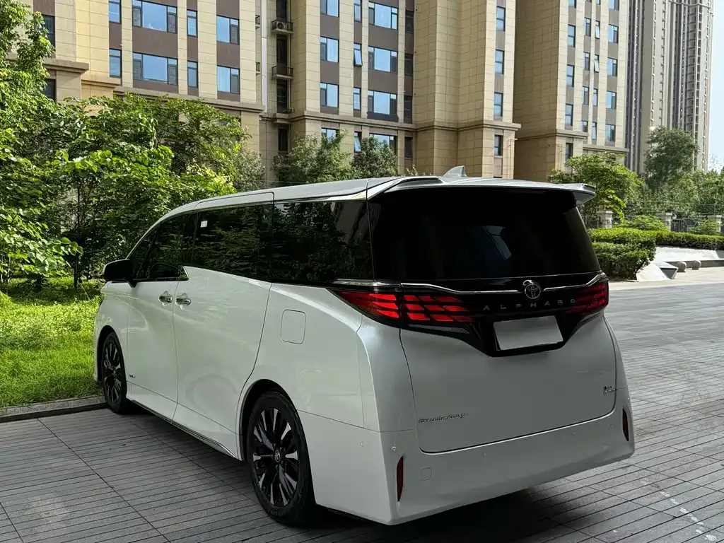 Toyota Alphard — фото 2