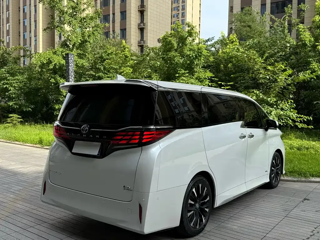 Toyota Alphard — фото 3
