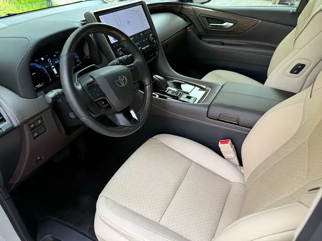 Toyota Alphard — фото 7