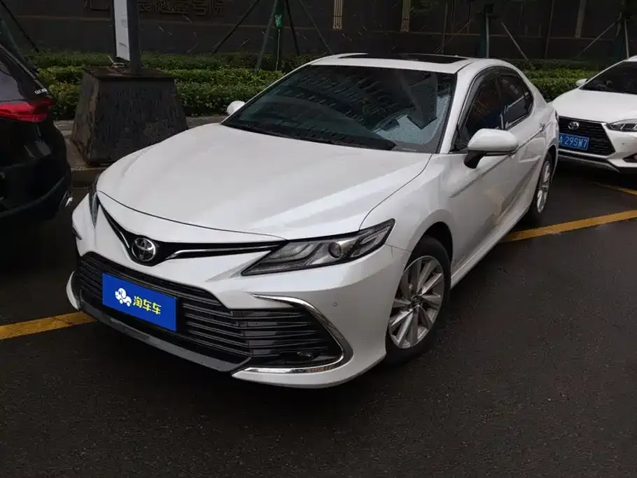 Toyota Camry — фото 1