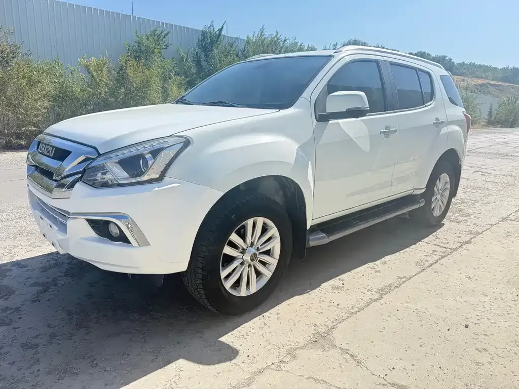 Isuzu MU-X — фото 1