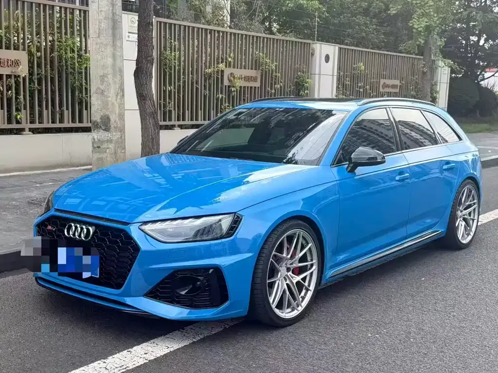 Audi RS 4 — фото 1