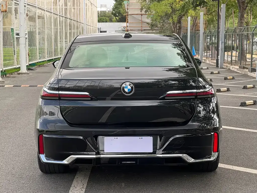 BMW 7 Series — фото 10