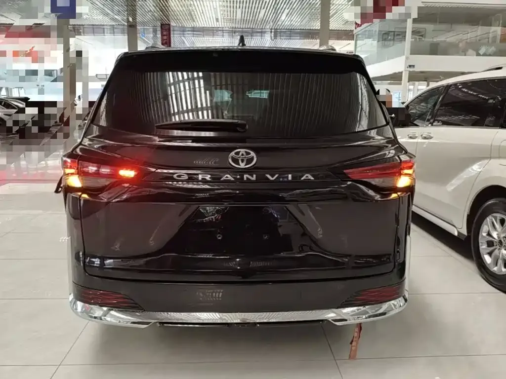 Toyota Granvia — фото 3