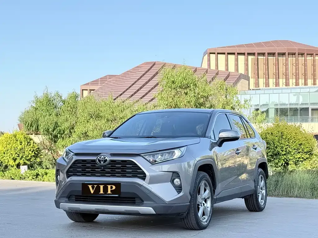 Toyota RAV4 — фото 1
