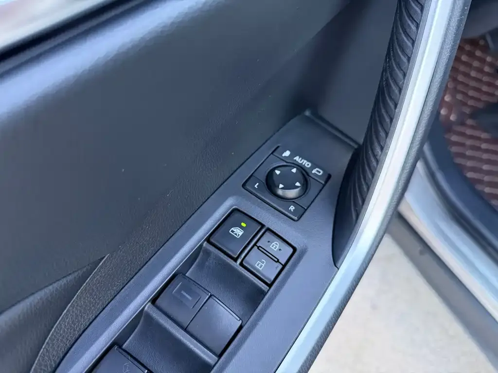 Toyota RAV4 — фото 5