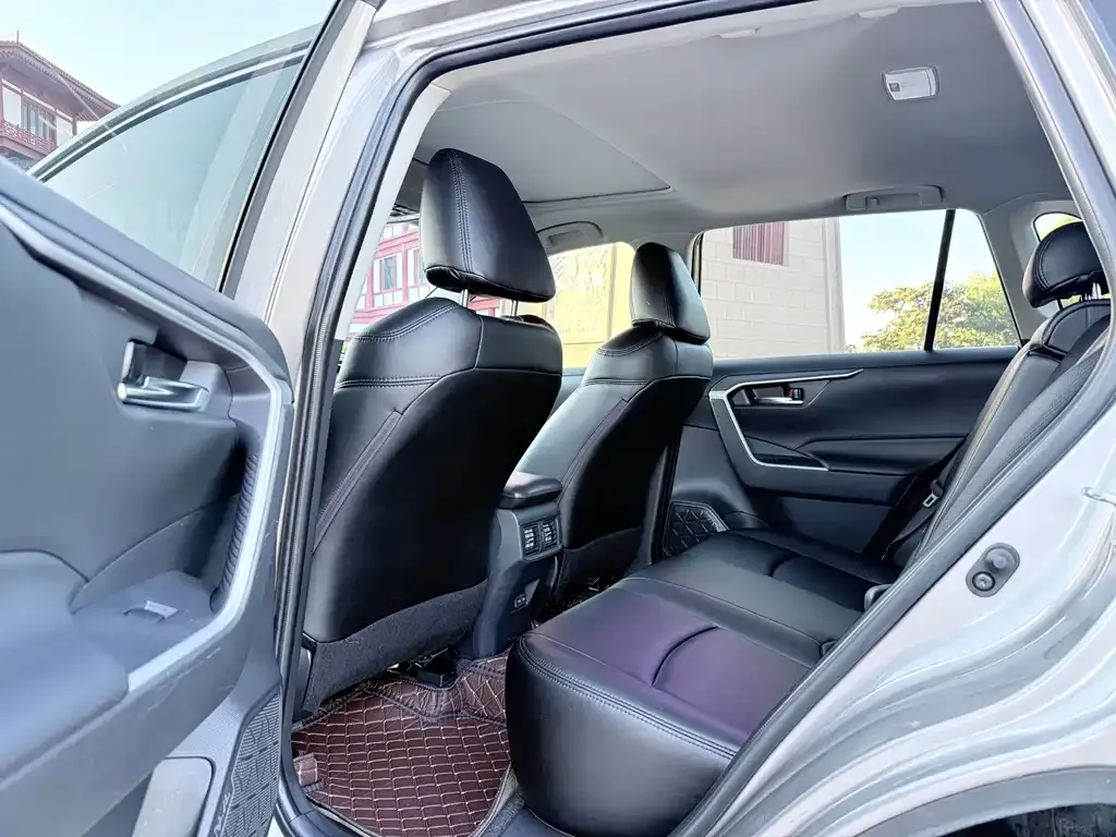 Toyota RAV4 — фото 7