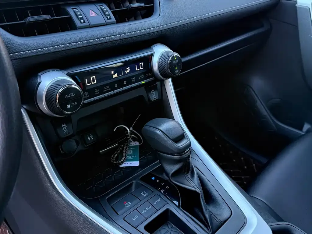 Toyota RAV4 — фото 2