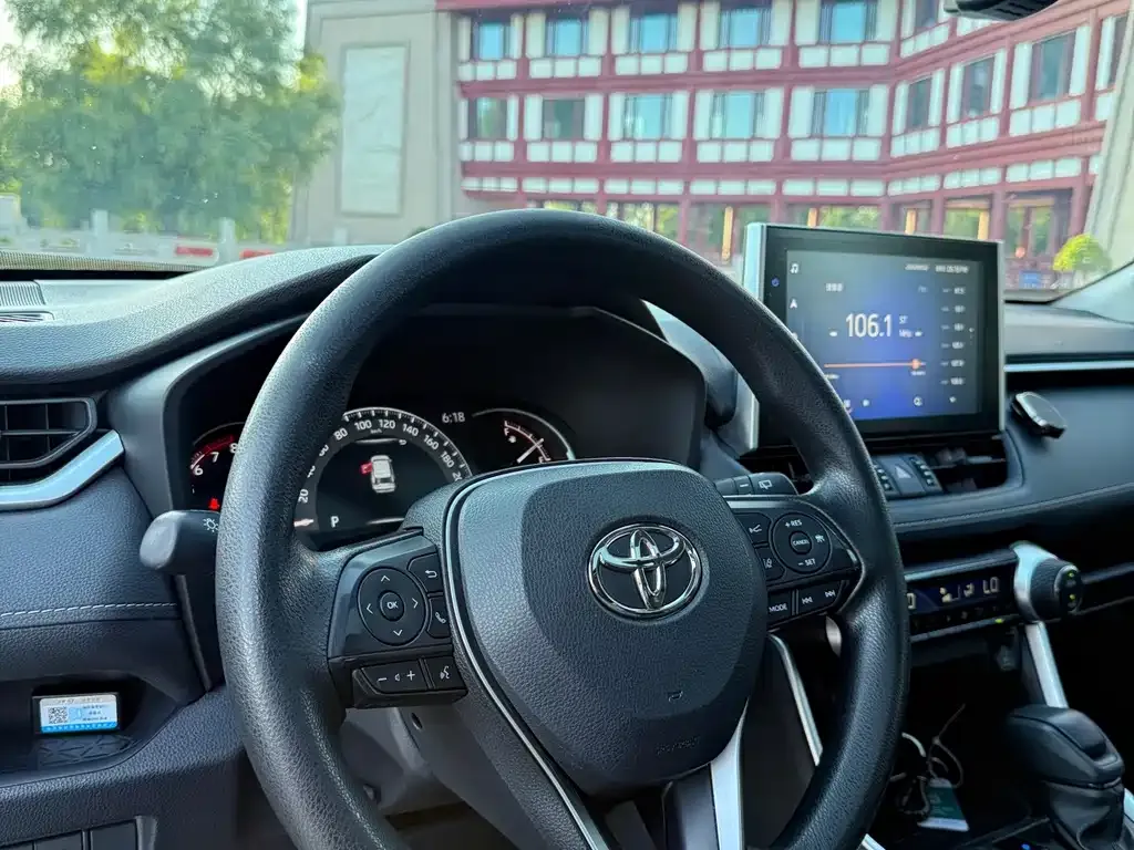 Toyota RAV4 — фото 8