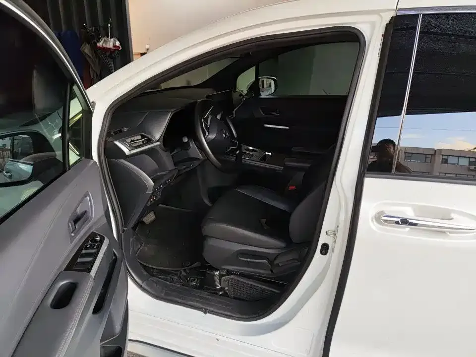 Toyota Granvia — фото 2
