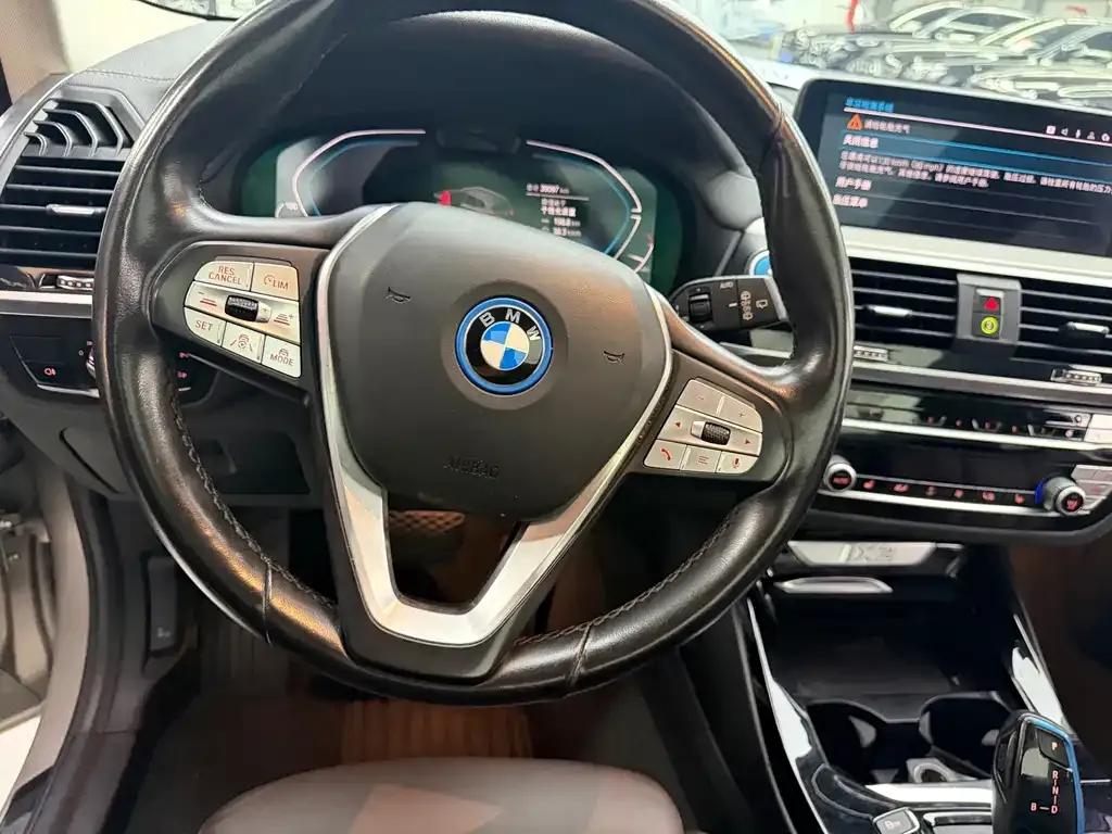 BMW iX3 — фото 8