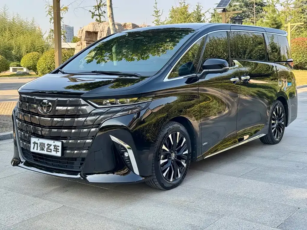 Toyota Alphard — фото 1