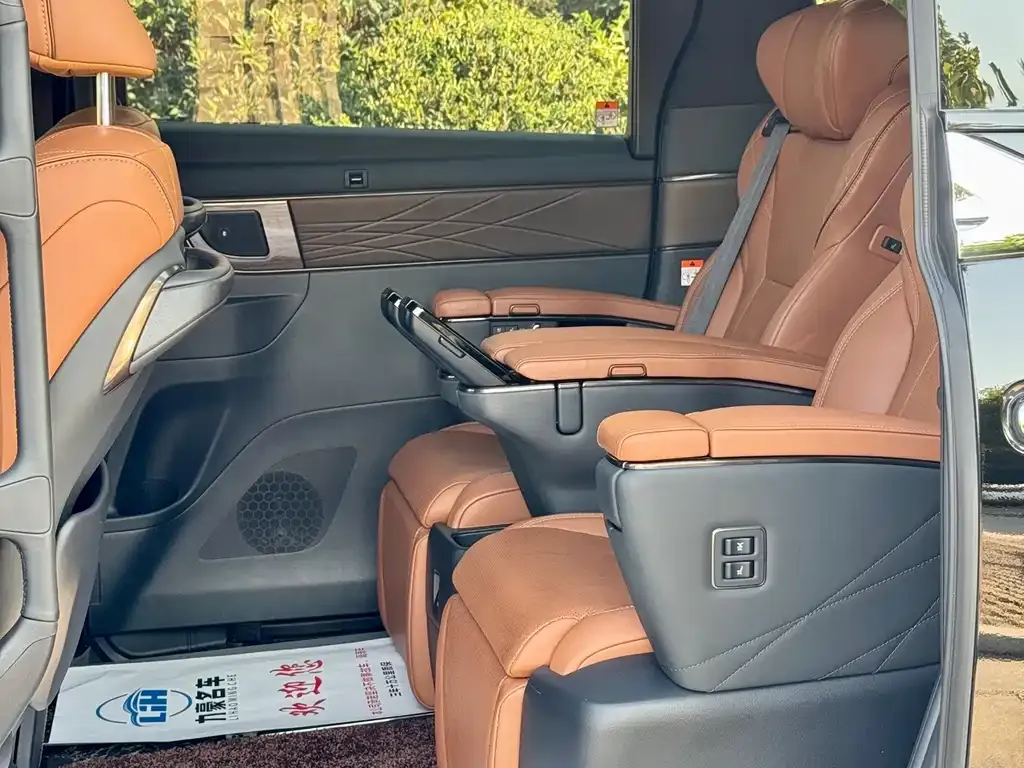Toyota Alphard — фото 2
