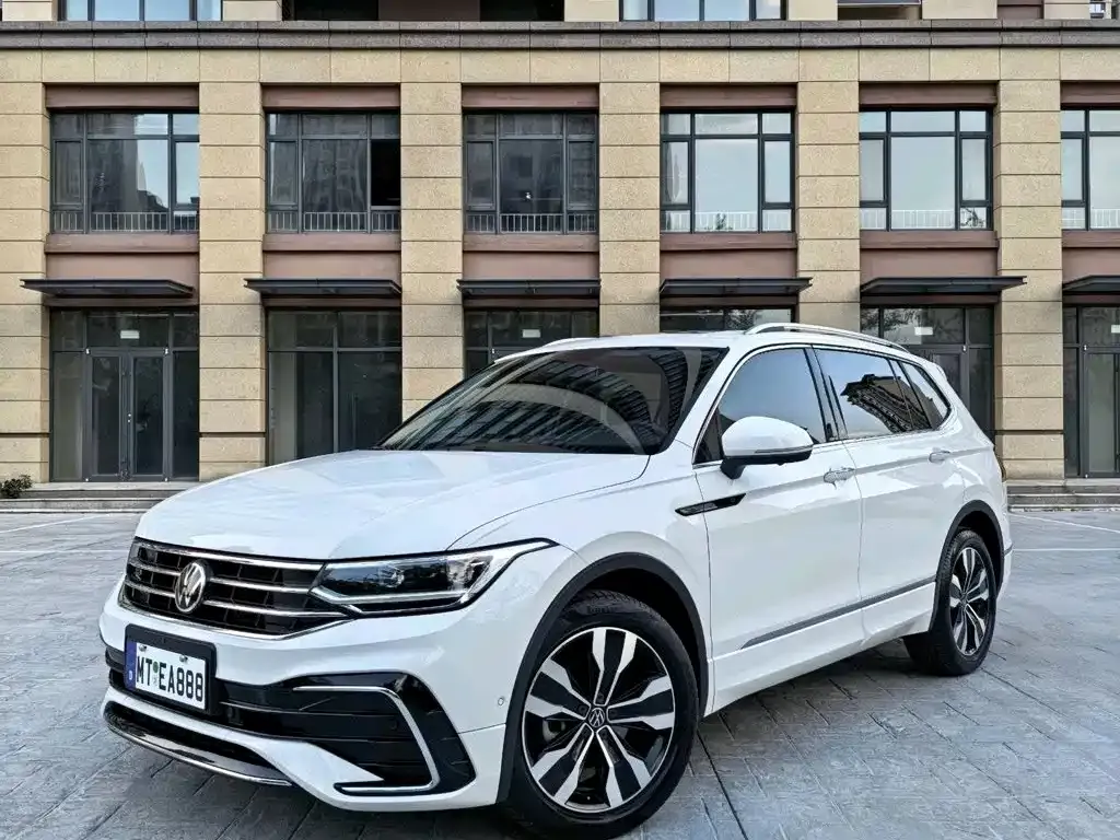 Volkswagen Tiguan L — фото 1