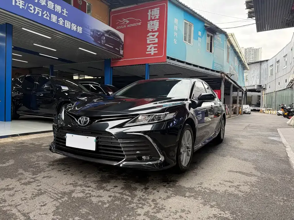 Toyota Camry — фото 1