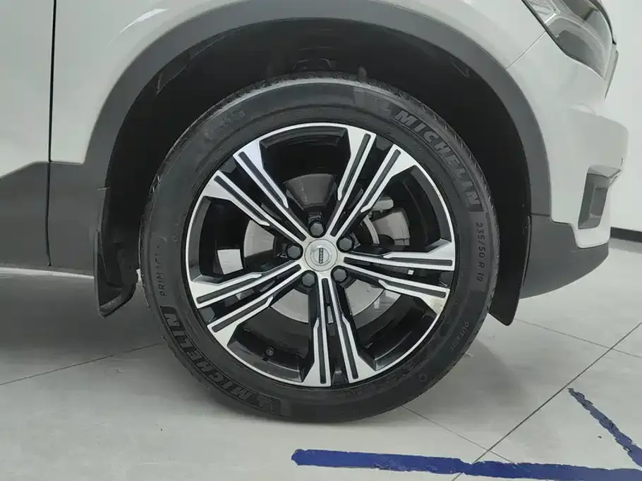 Volvo XC40 — фото 8